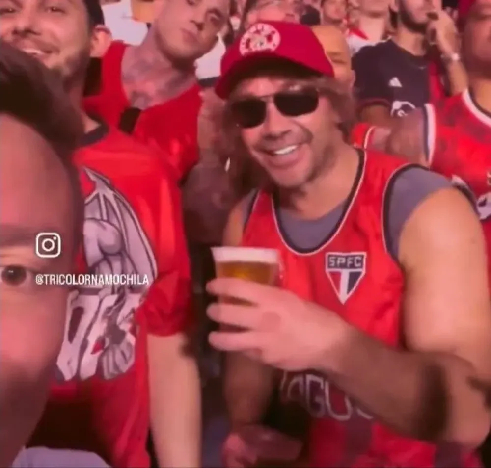 Diego Lugano en plena tribuna de Sao Paulo en el partido ante Atlético Goianiense