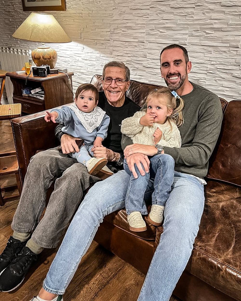 El Maestro Óscar Tabárez recibió a Diego Godín y a sus hijas Pilar y Juana, en su domicilio El Maestro Óscar Tabárez recibió a Diego Godín y a sus hijas Pilar y Juana, en su domicilio
