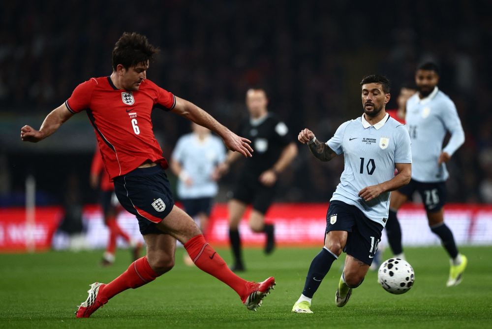 Harry Maguire de Inglaterra ante Giorgian De Arrascaeta de Uruguay