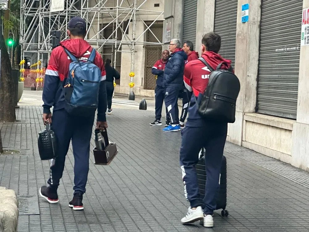 Los jugadores salen a la vereda