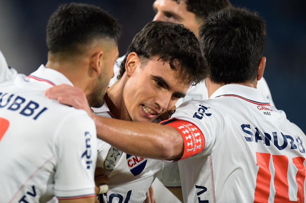Tomás Verón Lupi de Nacional festeja su gol ante Cerro Largo por el Torneo Apertura