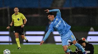 Salomón Rodríguez de Montevideo City Torque ante Reinier de Atletico Mineiro por la Copa Sudamericana