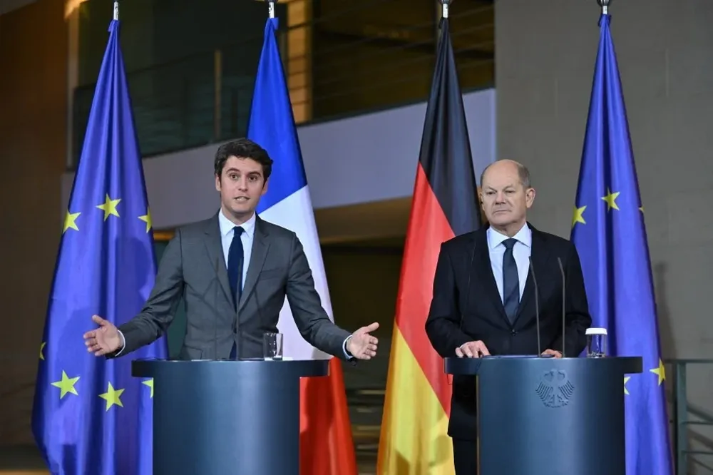 La divergencia quedó en evidencia durante una conferencia del jefe del gobierno alemán Olaf Scholz (Der.) y el primer ministro de Francia Gabriel Attal (Izq.).