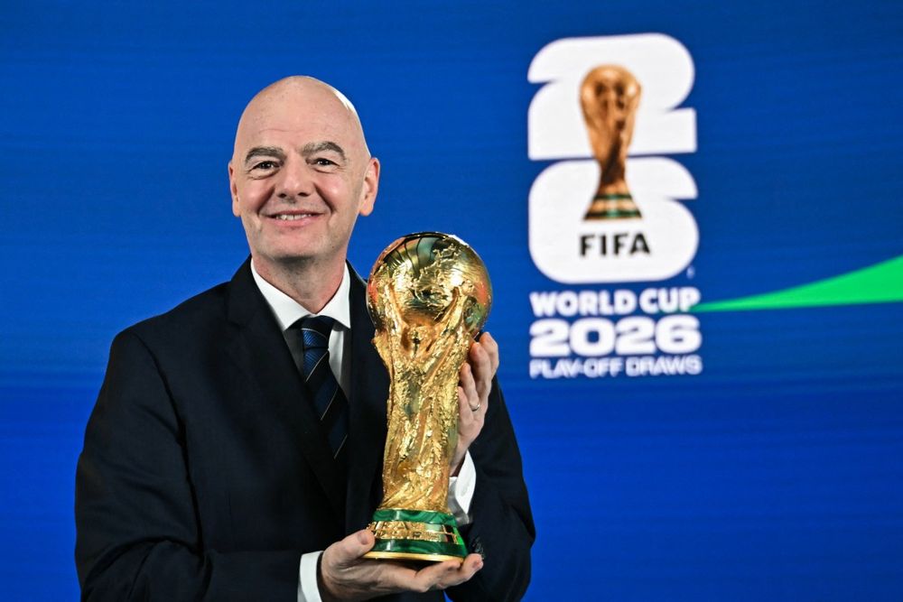 Infantino con el trofeo de la Copa Mundial de la FIFA