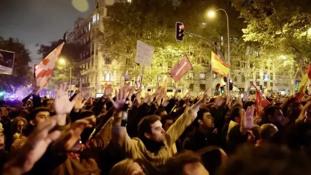 Centenares de manifestantes protestan este jueves en Madrid tras la investidura de Pedro Sánchez
