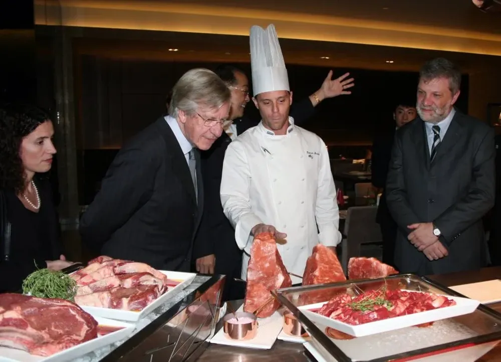 Rosario Portell (izquierda) junto al entonces vicepresidente Danilo Astori durante una visita a China, en agosto de 2010