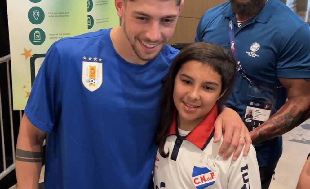 Una hincha de Nacional se tomó una fotografía con Federico Valverde de la selección de Uruguay en la Copa América 2024