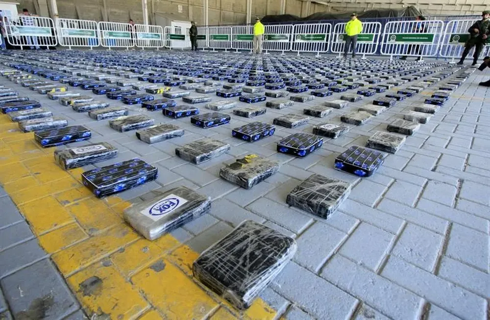 Colombia- Integrantes de la policía de Colombia custodian un alijo de cocaína estimado en 1,5 toneladas
