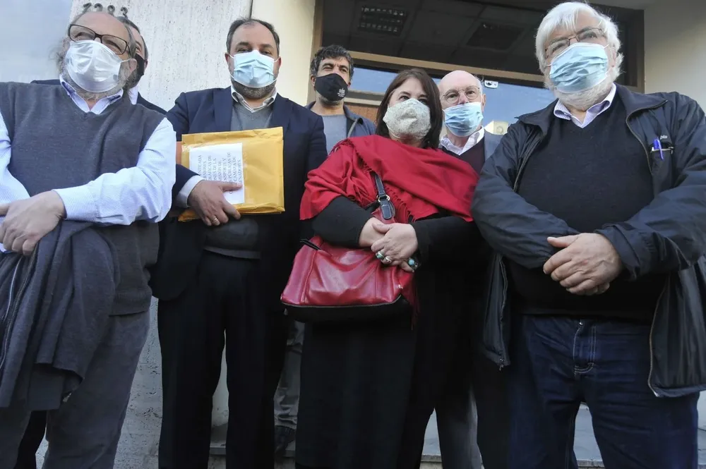 Senadores de FA, al presentar la denuncia ante la fiscalía.