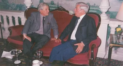 Ruben Loza Aguerrebere junto a Mario Vargas Llosa, en uno de sus tantos encuentros
