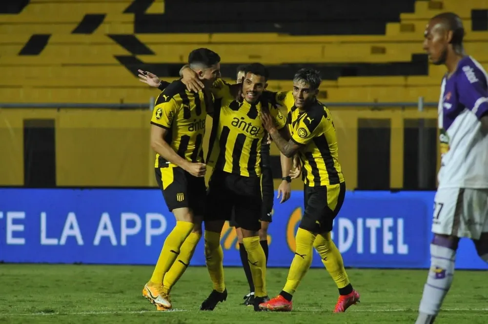 David Terans celebra su segundo golazo junto a Piquerez y Facundo Torres