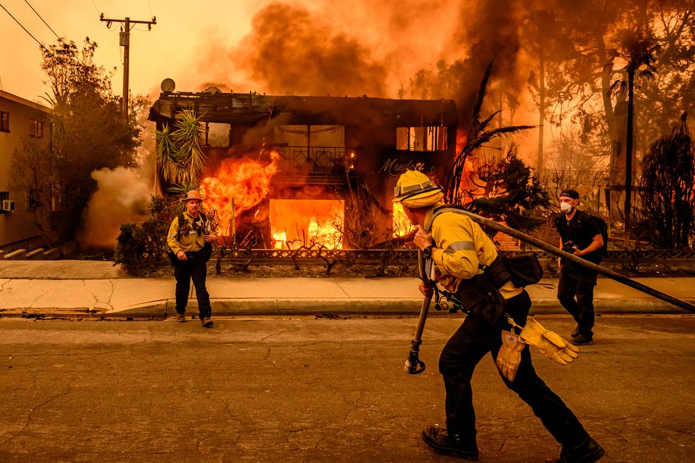 Bomberos combaten las llamas en Altadena, devastada por el incendio Eaton