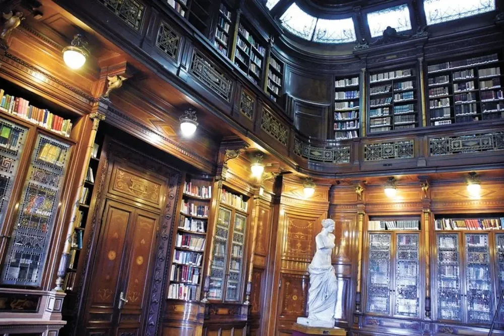 La Biblioteca del Palacio Legislativo funciona como apoyo para los legisladores pero también es pública.