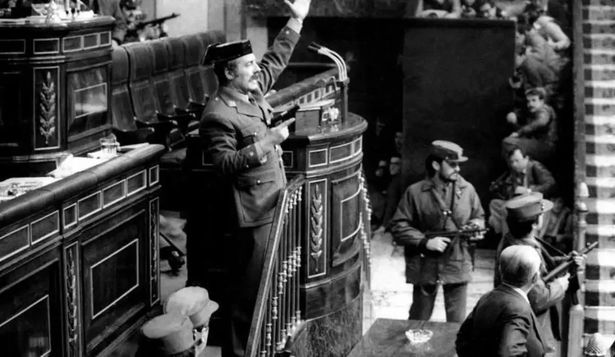 Pedro Sánchez anuncia la desclasificación de los documentos del 23-F y el PP lo tilda de cortina de humo