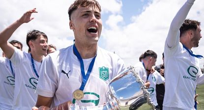 Santiago Medina festeja el título de Deportivo LSM y el ascenso a la Divisional C