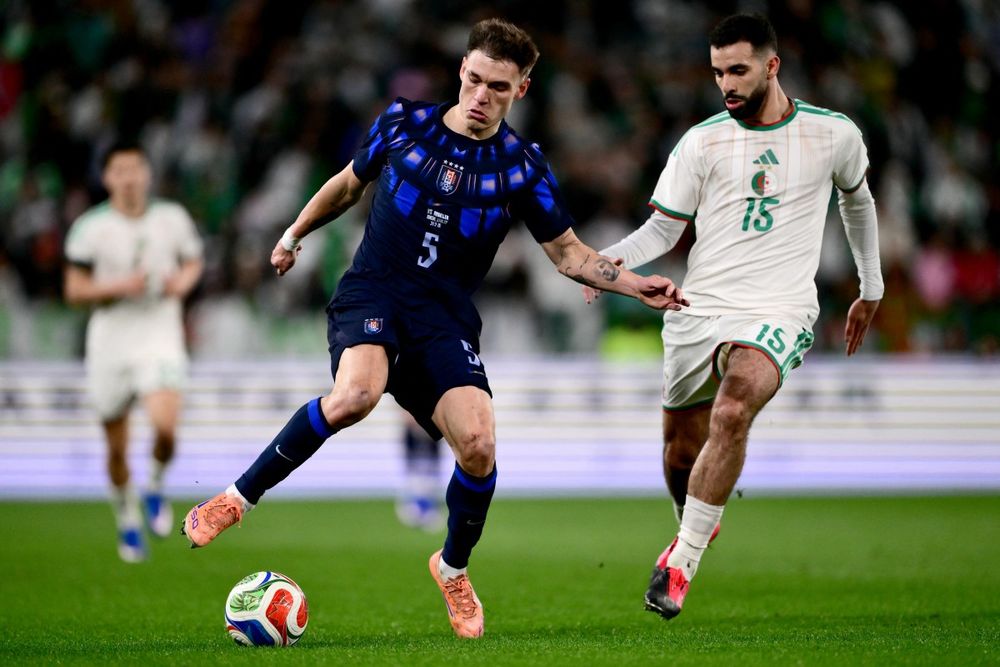 Manuel Ugarte en el partido ante Argelia