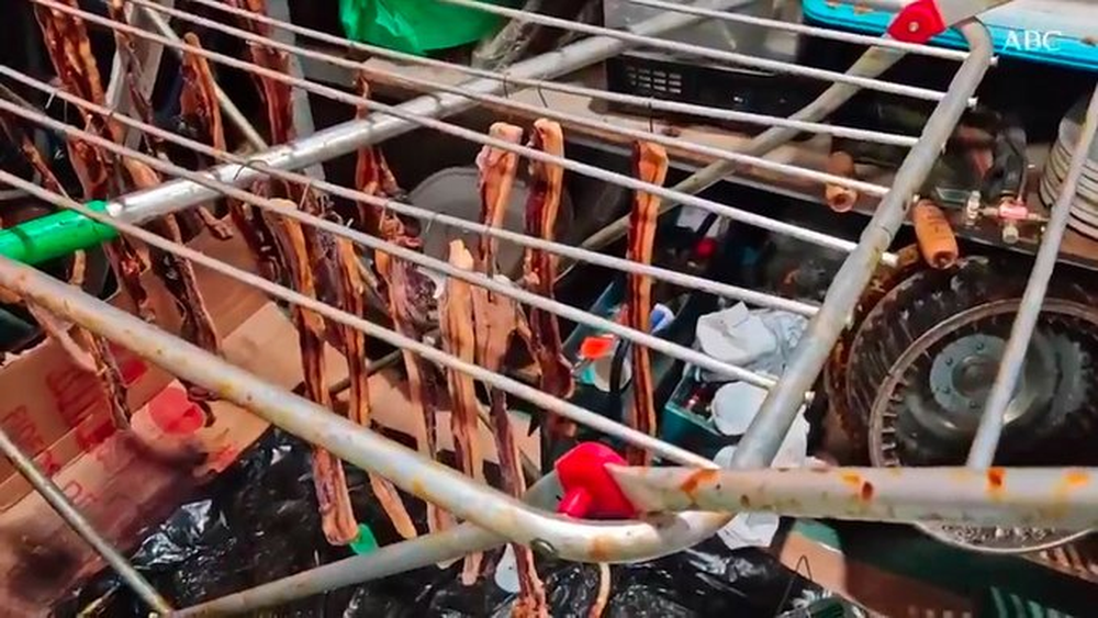 Clausuran un restaurante chino en Ucera: había comida podrida,carne colgada en un tendedero y cucarachas