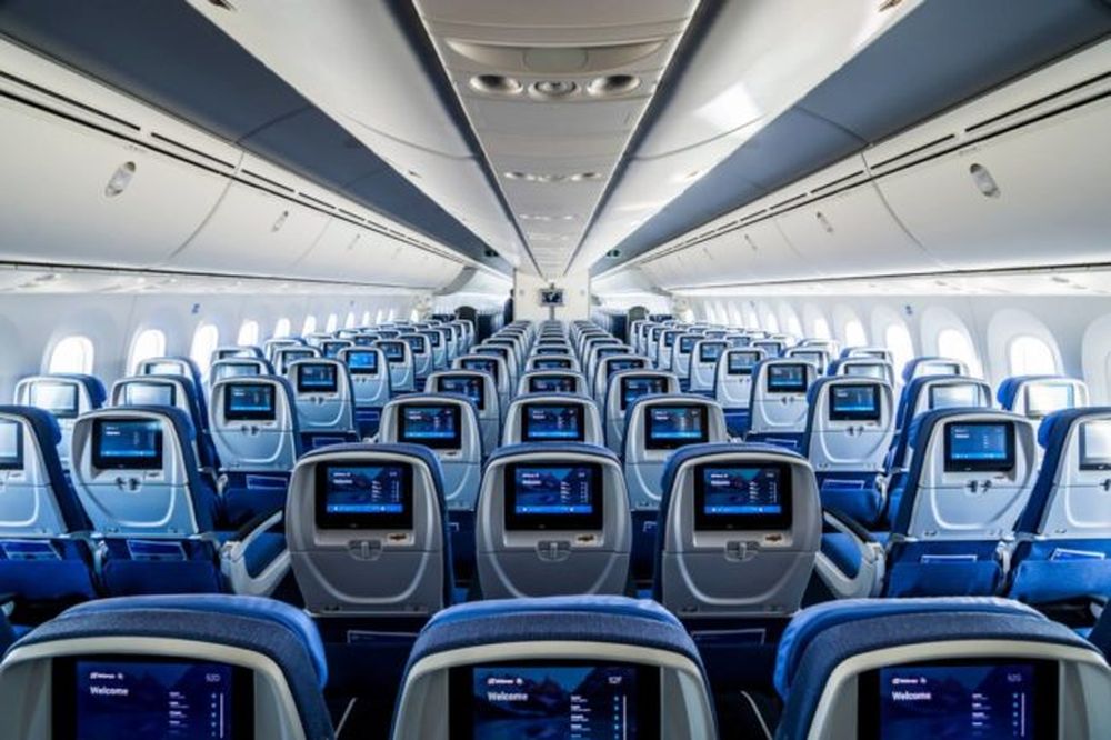 El interior de un avión con sus butacas