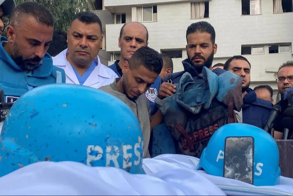 Velatorio de dos periodistas palestinos muertos en Gaza durante un bombardeo.