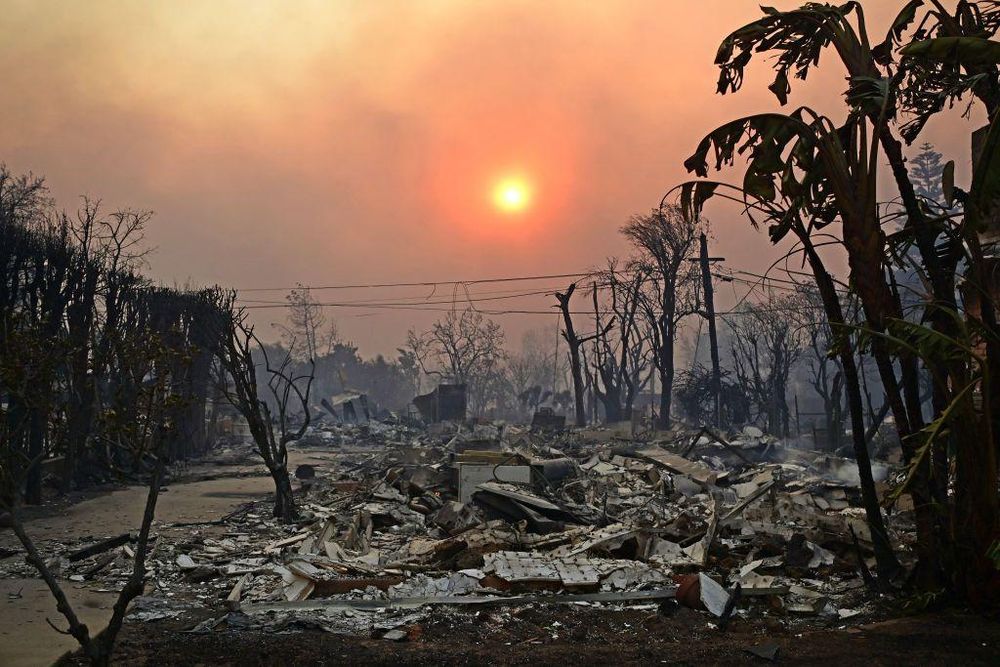 Amplias zonas urbanas han sido destruidas por las llamas.