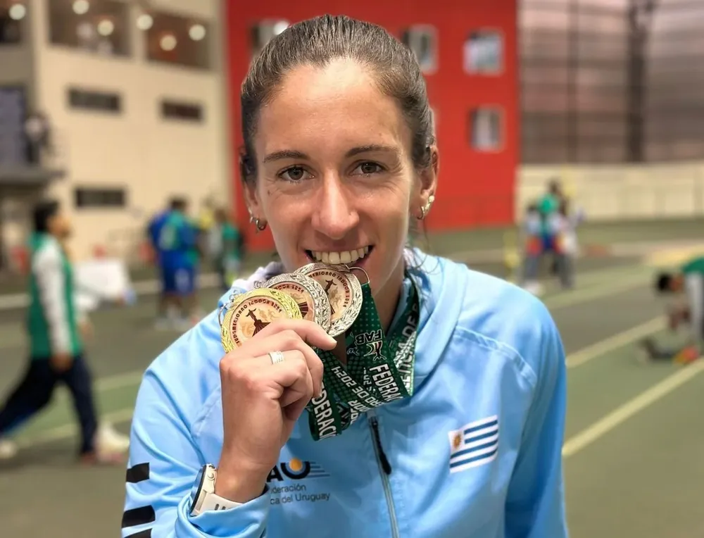 Pia Fernández con sus tres medallas en Cochabamba Pia Fernández con sus tres medallas en Cochabamba
