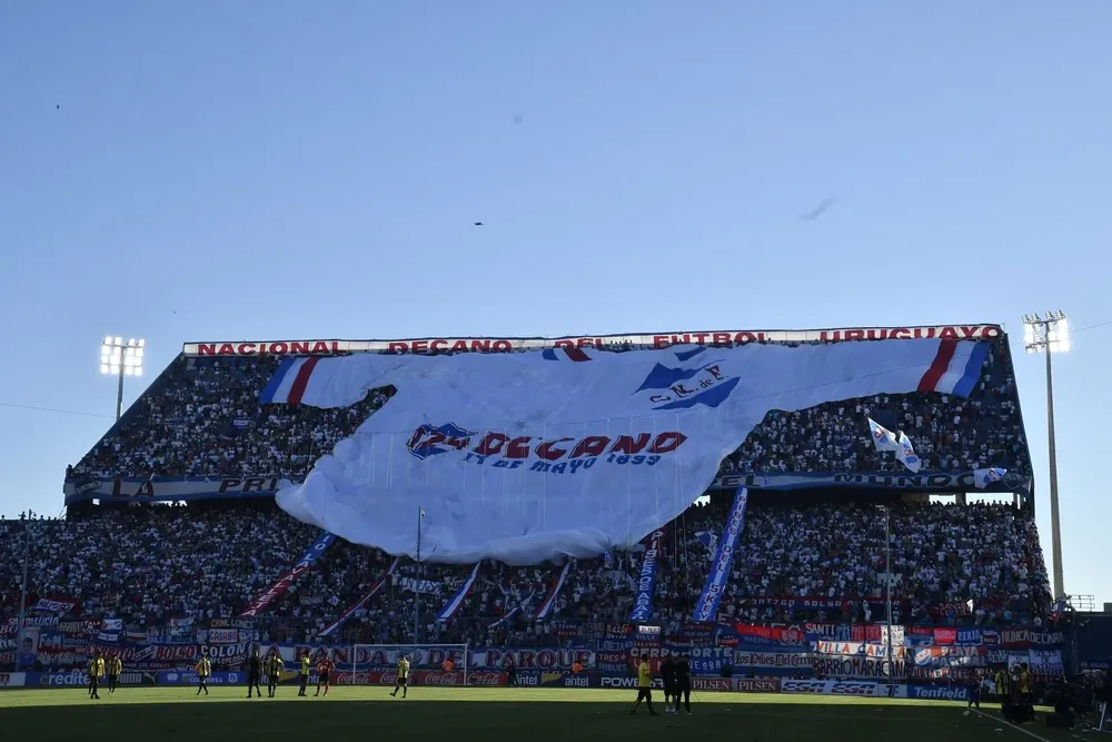 La bandera gigante de Nacional