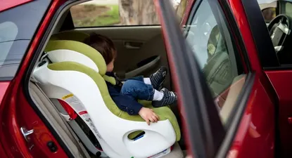proponen puntos de levante de  sillas infantiles para viajes en taxi