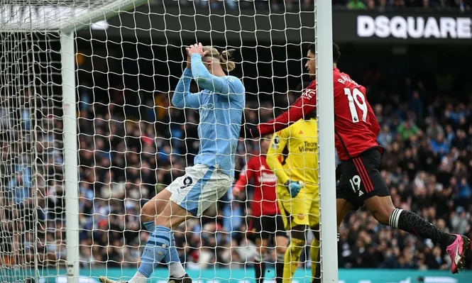 Haaland se toma la cabeza debajo del arco por el gol que erró ante Manchester United