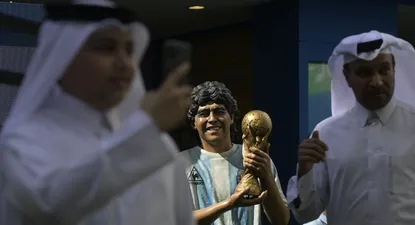 Estatua de Maradona con la Copa del Mundo