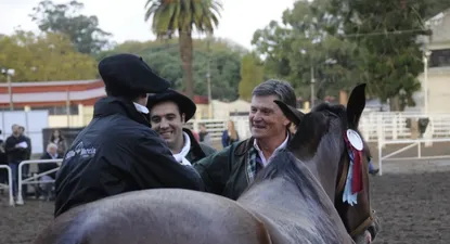El Observador | Germán, al centro, entre el presentador y el cabañero Parietti
