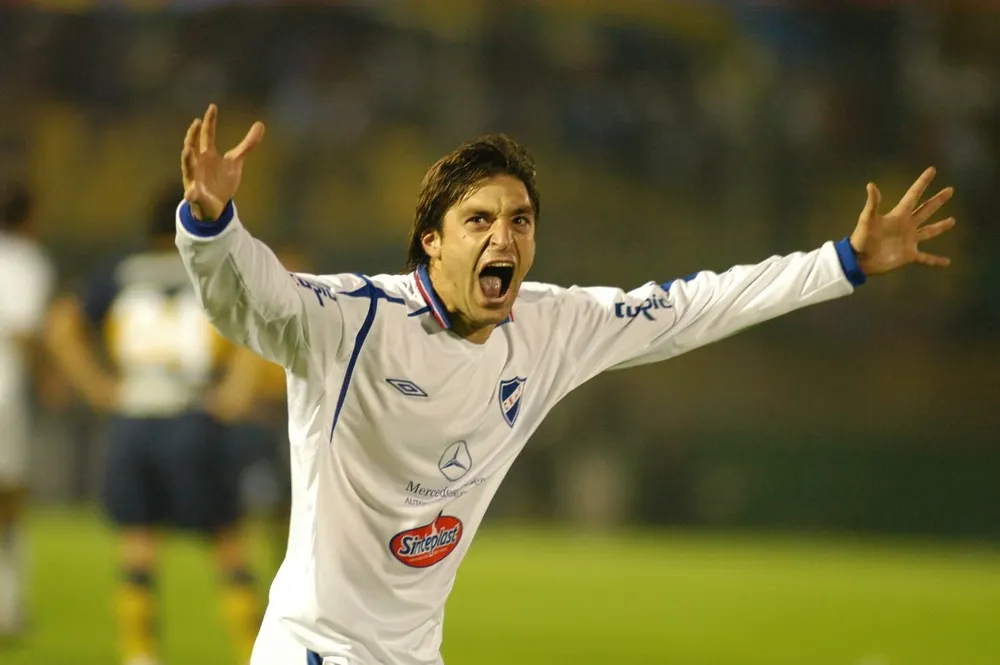 Diego Alonso celebra su gol contra Boca en la Sudamericana 2006