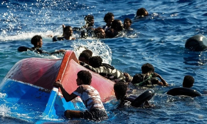 Migrantes en el agua tras volvcar una precaria embarcación.&nbsp;