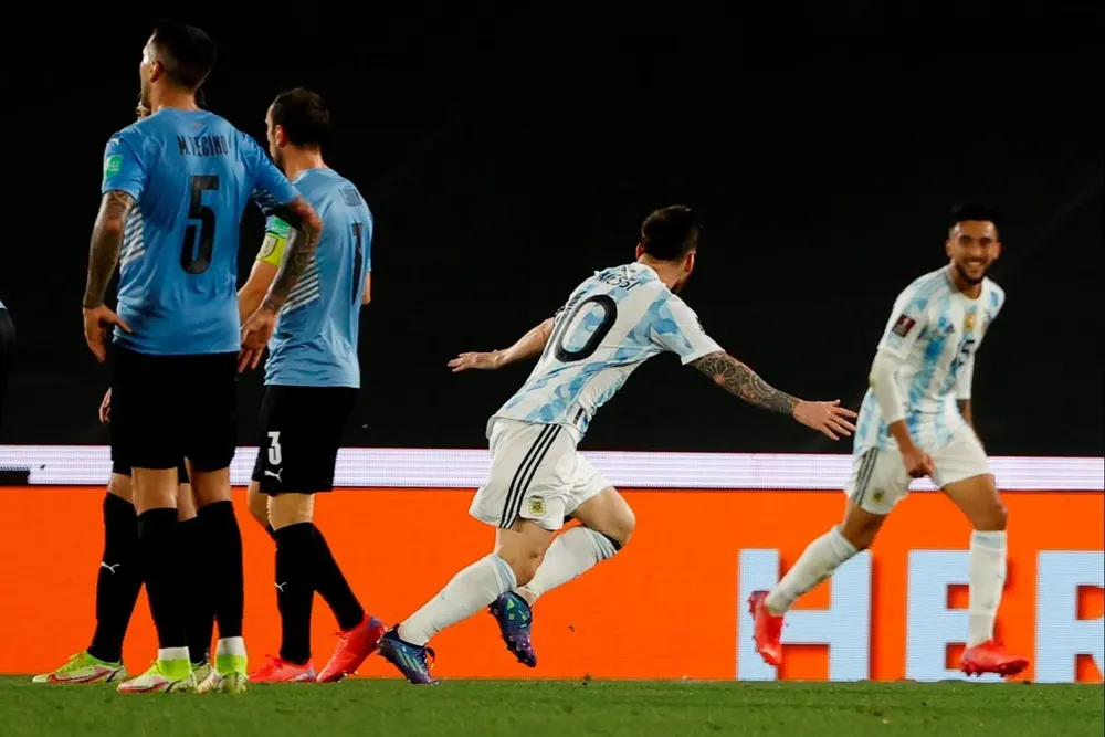 Messi va en busca de Nicolás González; no puede creer que su centro se haya transformado en el primer gol del clásico rioplatense