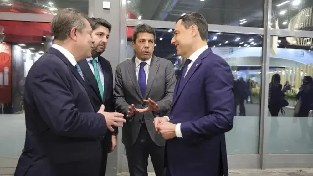 Los presidentes de la Generalitat Valenciana, Carlos Mazón (2d); Castilla-La Mancha, Emiliano García-Page (i); Andalucía, Juanma Moreno (d); Murcia, Fernando López Miras (2i), han mantenido un encuentro informal en Fitur