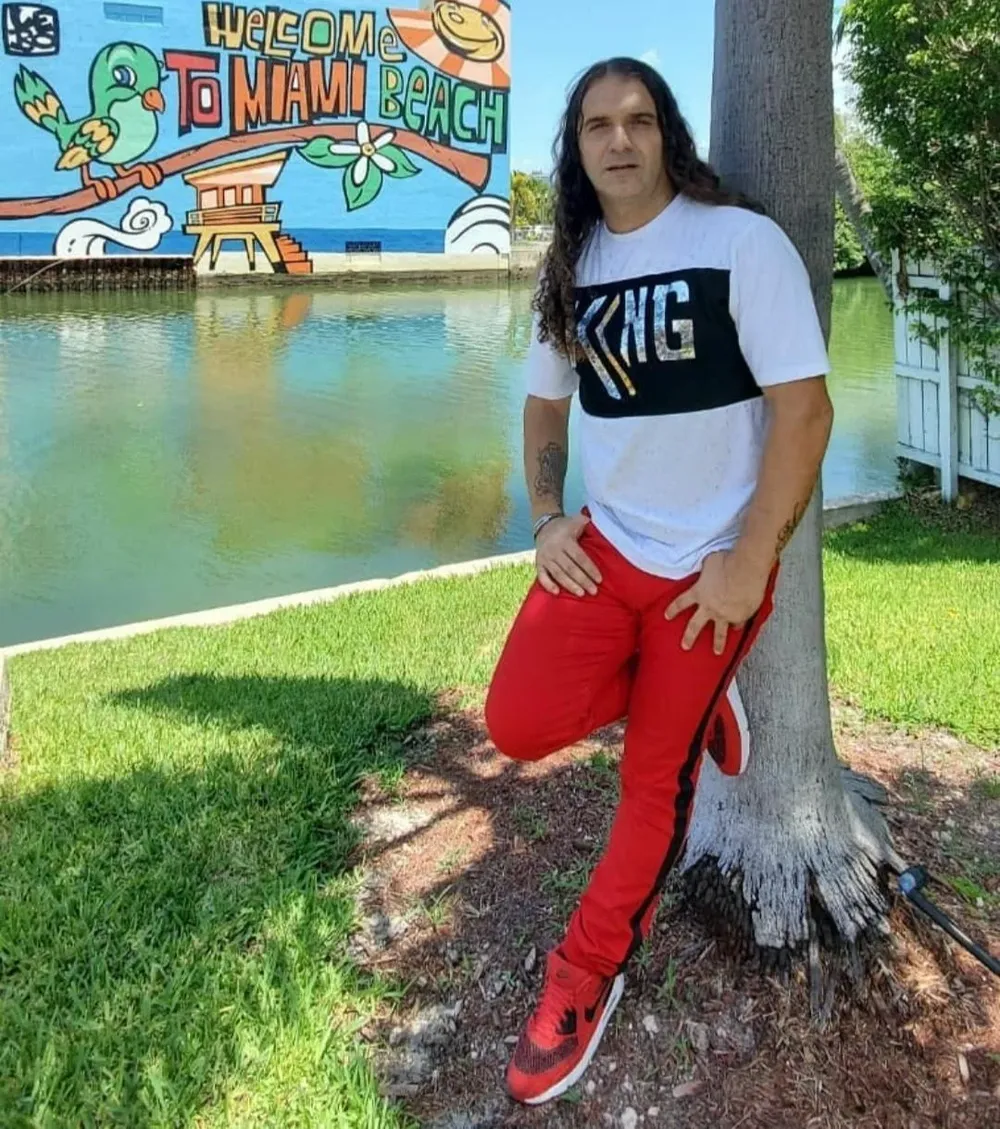 Charly Sosa vive en la calle en la que ocurrió el incidente del edificio en Miami