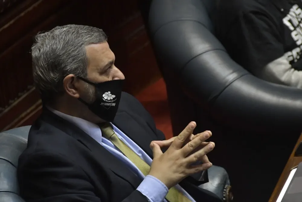 El senador homenajeó con un canto al recientemente fallecido carnavalero