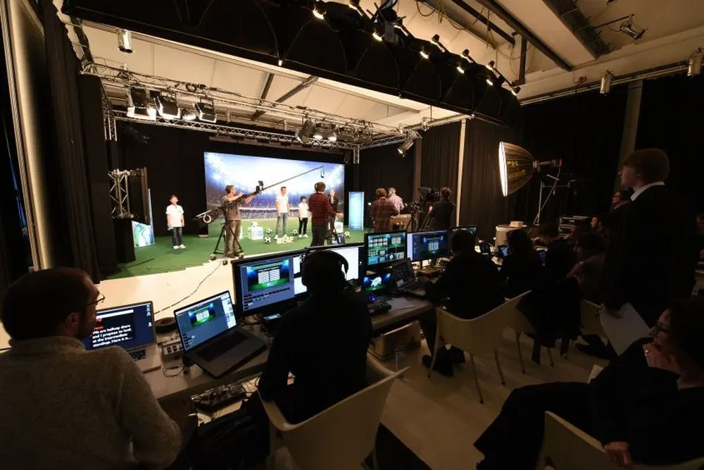 Momento en que realizan el sorteo para la conformación de los equipos