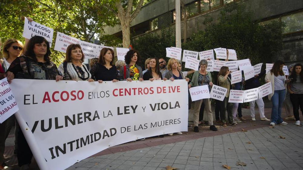 Protesta contra el acoso a mujeres que se realizan un aborto