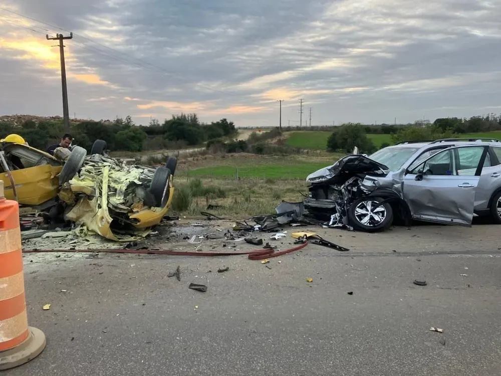Así quedaron los dos autos que chocaron de frente en el accidente