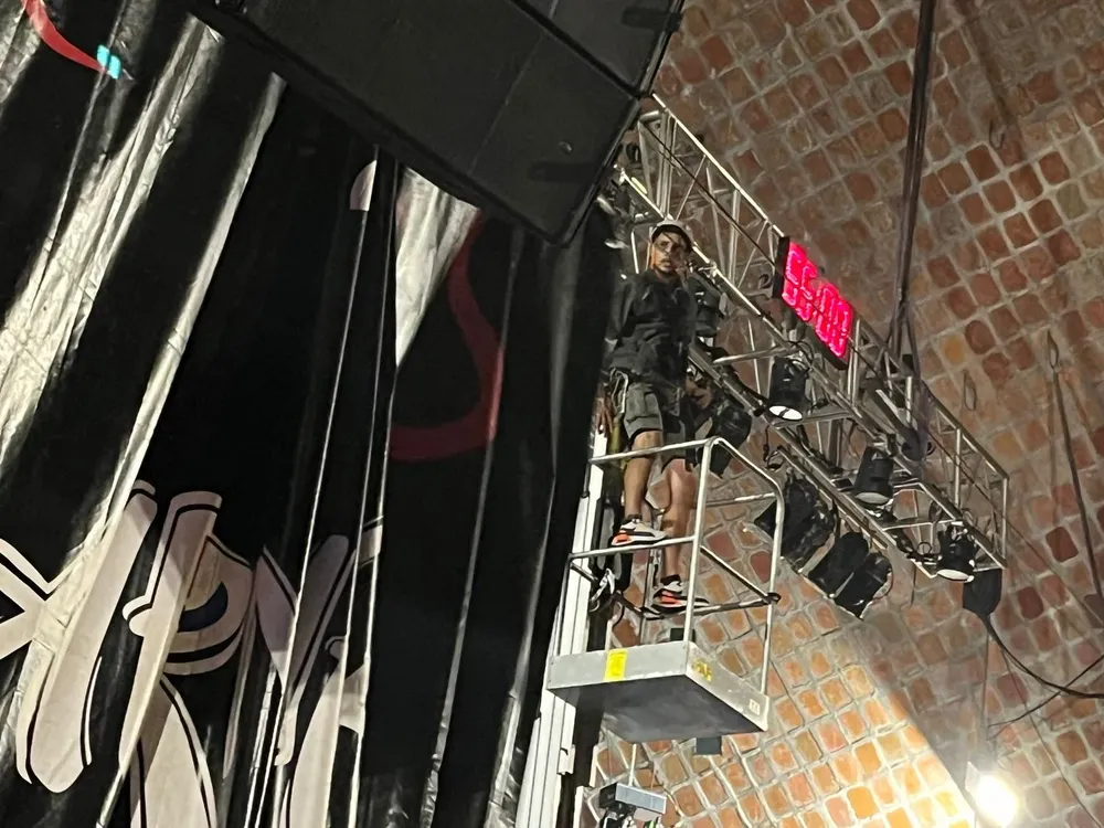 El momento de la reparación del telón.