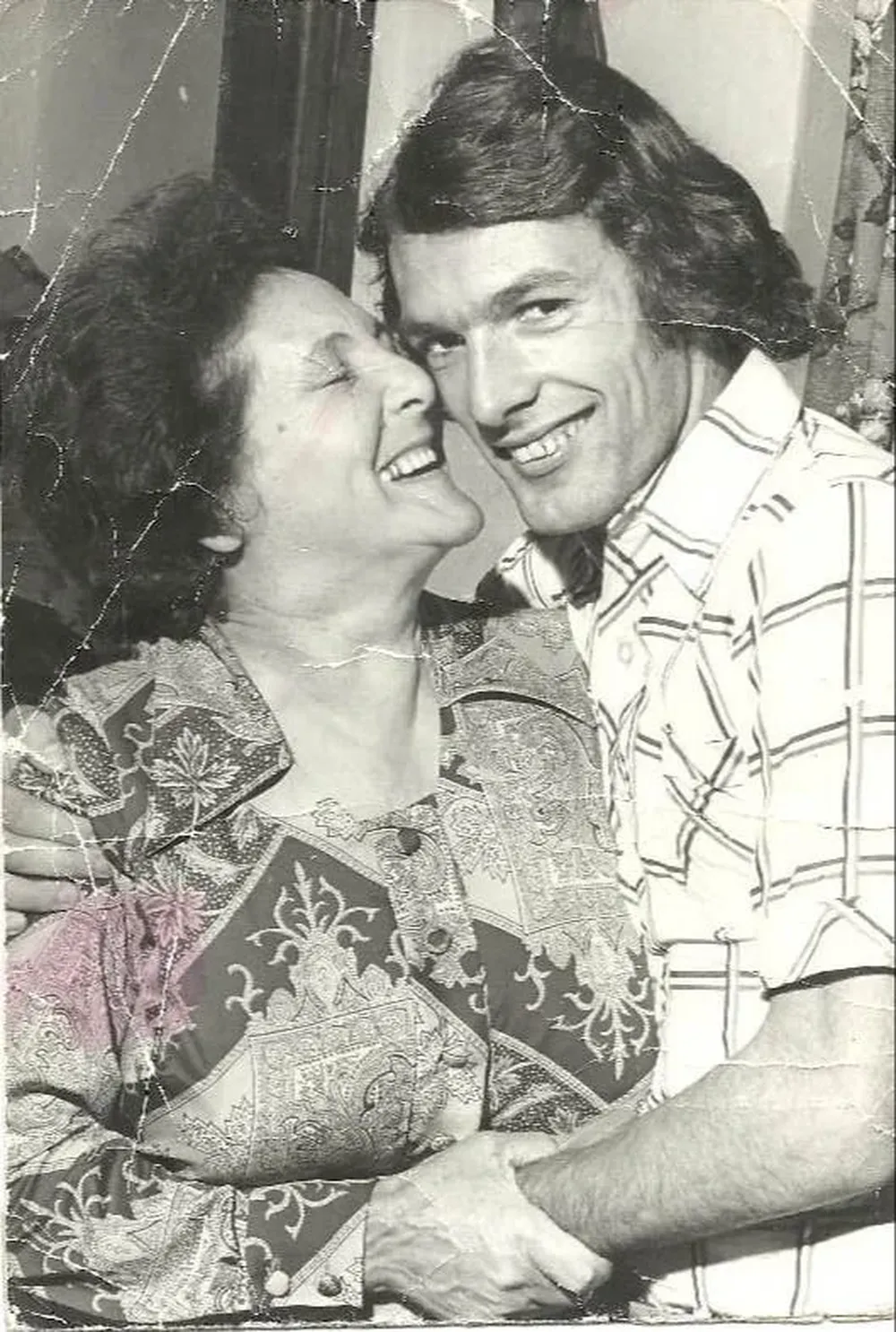 Lorenzo Unánue y su mamá Eva, en el momento en que se entera que fue citado por primera vez a la selección uruguaya