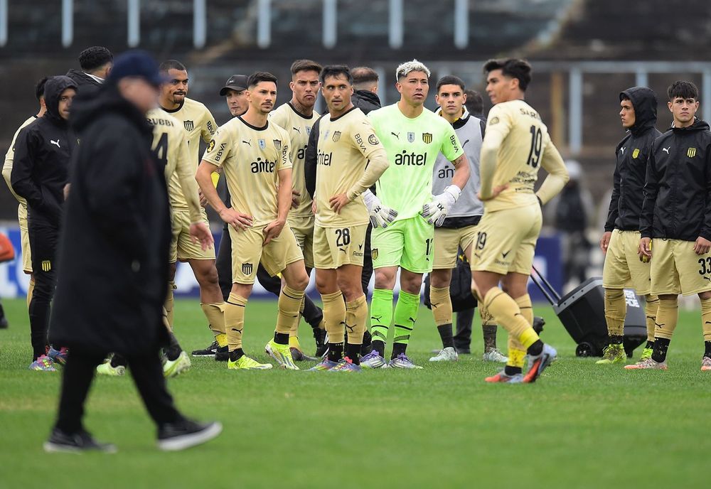 Los jugadores de Peñarol tras la derrota con Cerro en el Tróccoli