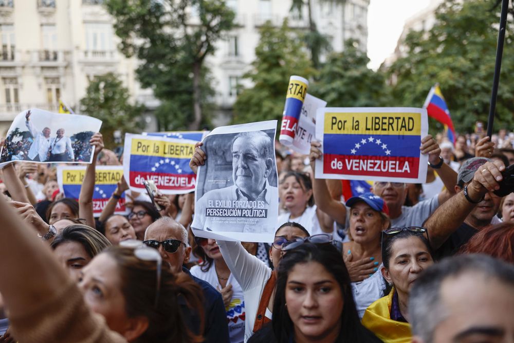 Cientos de personas participan en una concentración convocada en la Plaza de las Cortes en Madrid.