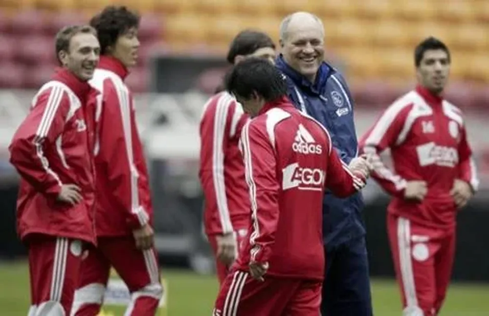 Lodeiro recibió el saludo del DT Martin Jol