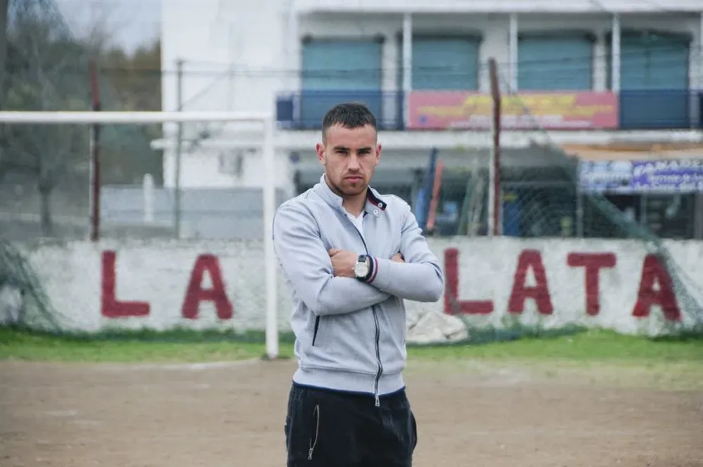 Junior Arias en la cancha de La Lata en Piedras Blancas