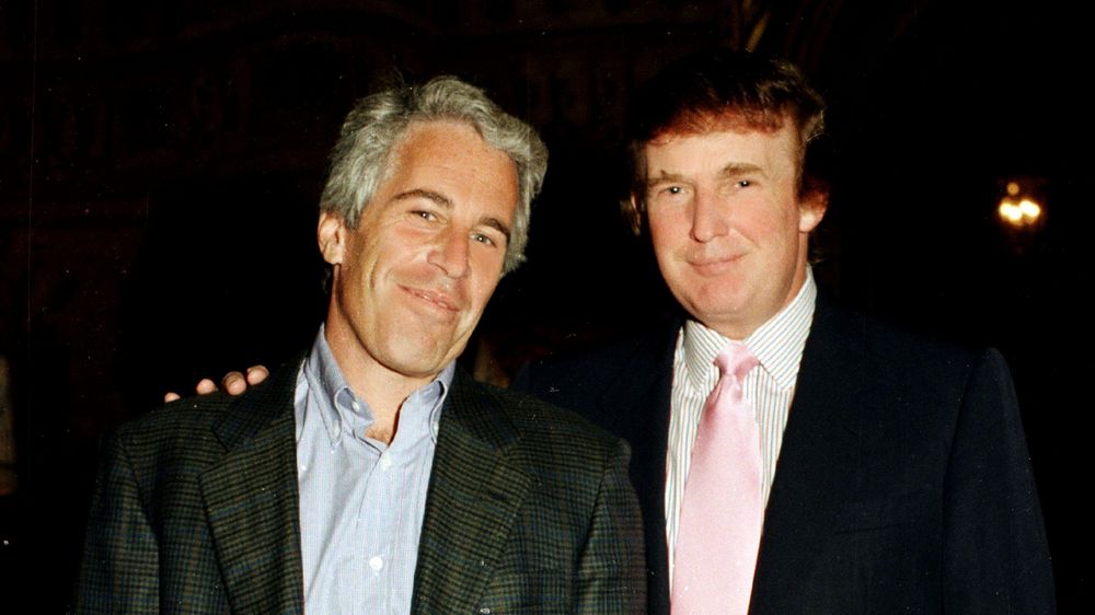 Una foto de archivo de Jeffrey Epstein y Donald Trump, entonces desarrollador inmobiliario, en la propiedad de Trump en Mar-a-Lago en Palm Beach, Florida, en 1997.