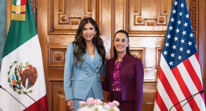 Noem se reunió con Sheinbaum en el Palacio Nacional de México
