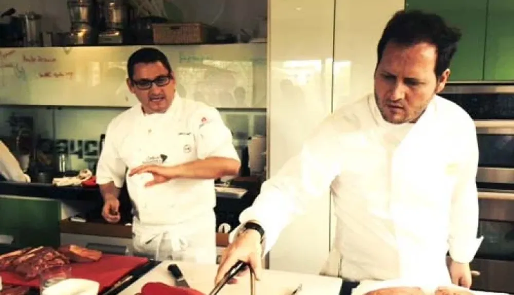 Mario Del Bó (izquierda) cocinando en Bogotá