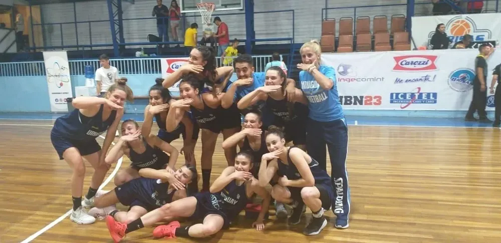 Selección uruguaya de básquetbol femenina sub 16 que fue campeona en Chile