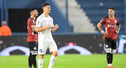 Maximiliano Silvera celebrando su gol ante Wanderers